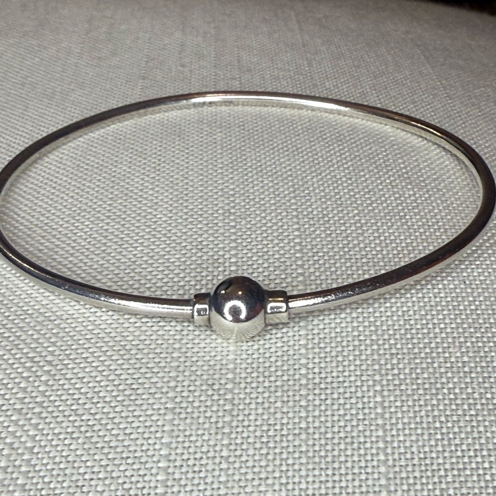 Cape Cod Single Ball Bracelet (925) opens when ball is twisted